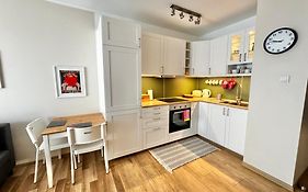 Rozana Apartment With Parking